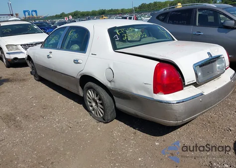 2003 Lincoln Town Car Signature z USA, uszkodzony, nr VIN 1LNHM82W73Y632552